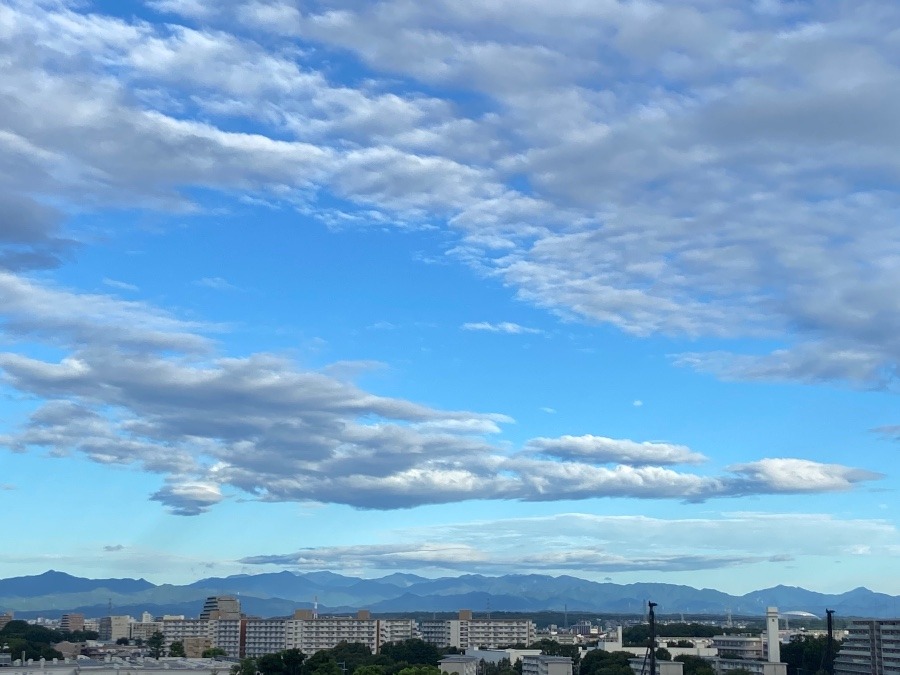 マンション群と山々と雲