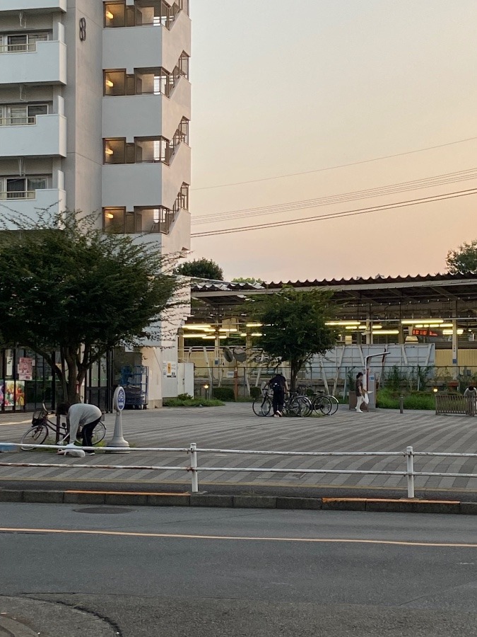 駅前ロータリー広場の朝清掃