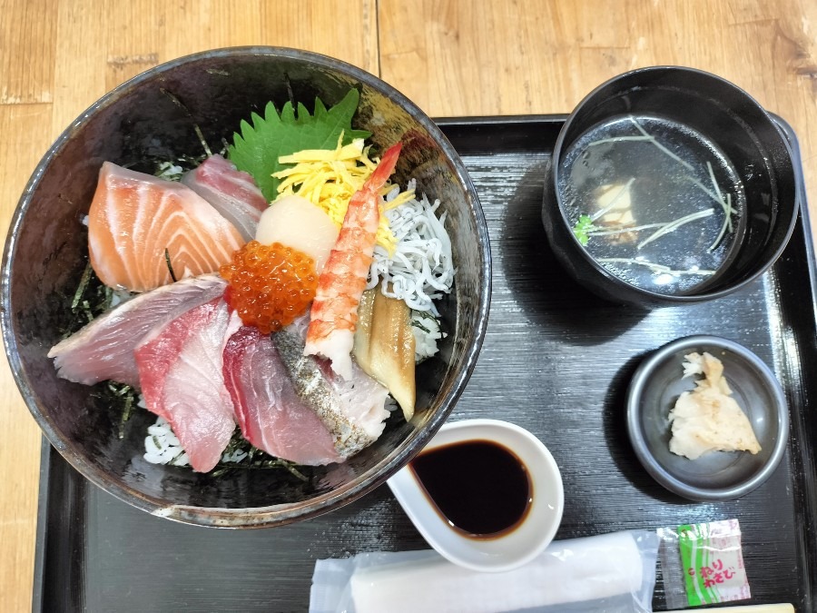 今日のランチ海鮮丼