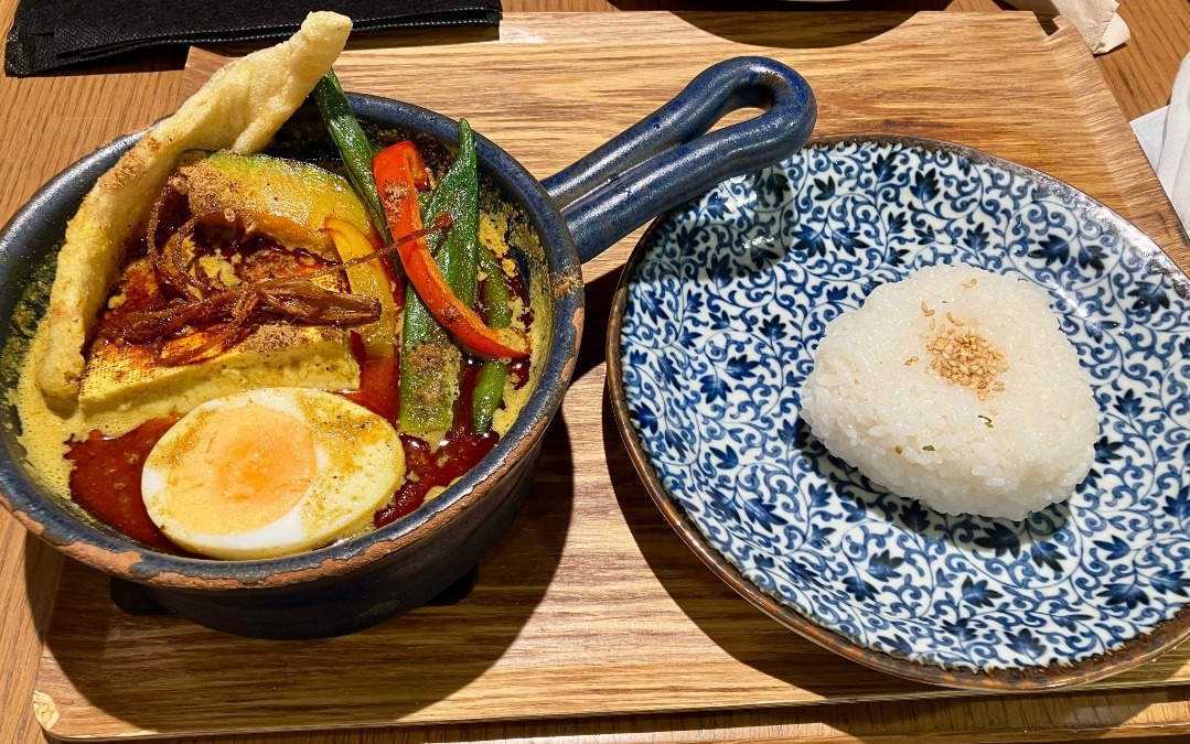 昨夜の夕食は、おにぎりと金ゴマと焼豆腐と野菜のスープカレー