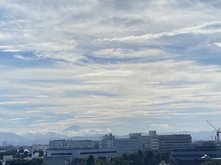 夕方の富士山は山々の上から雲が降りてくる