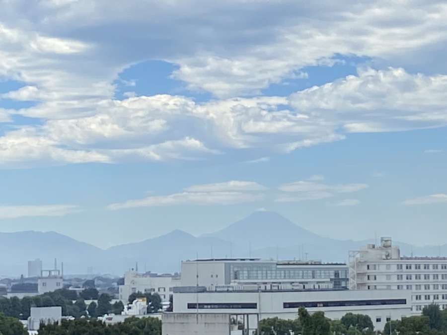 午後の富士山　きれいな青い空がのぞく中うっすらと姿を見せている