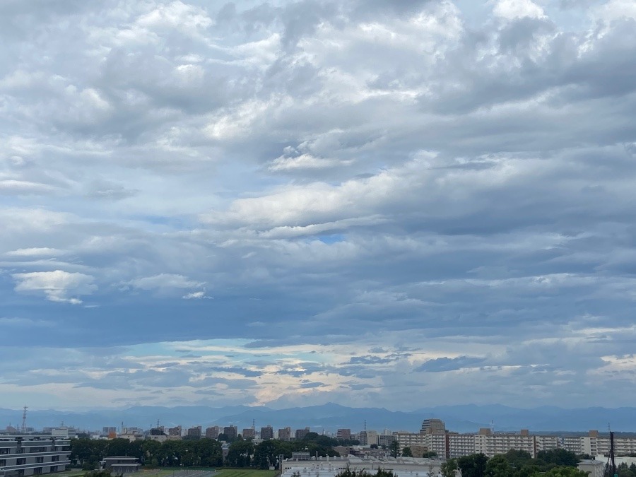 墨染めのような雲たちと山々