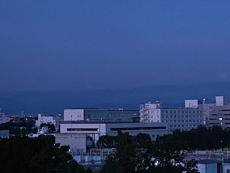 日の出まえの東の空と同じ時刻の富士山の見える空