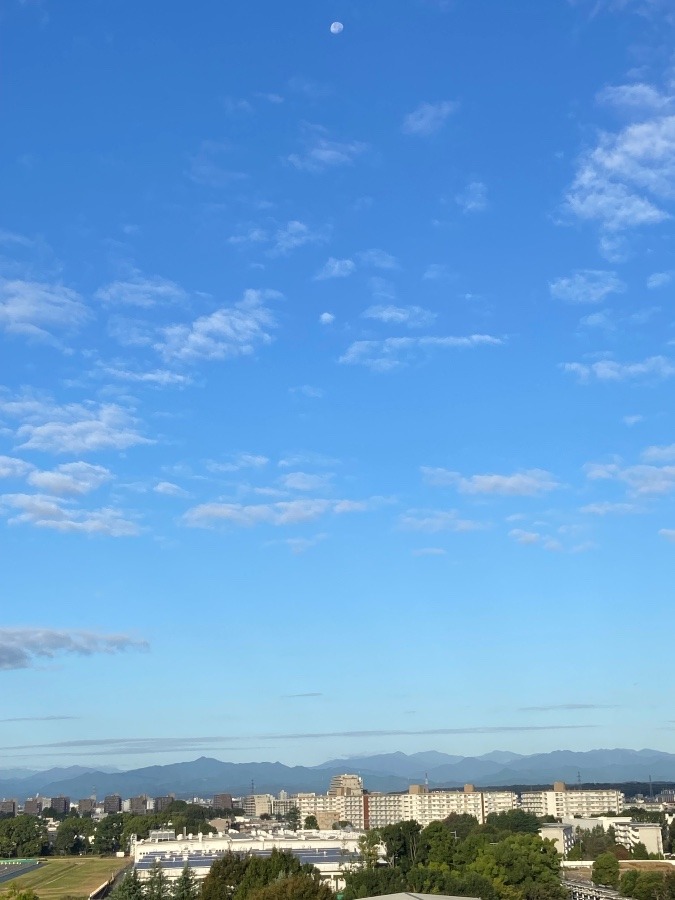 富士山の右横の上空にはうっすらとお月様