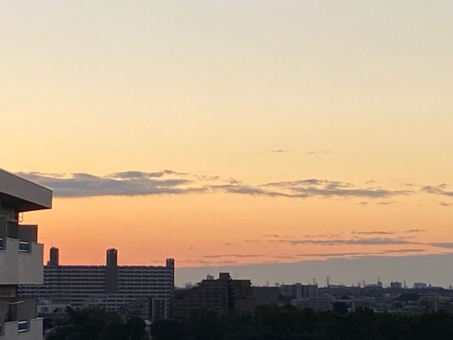 日の出前の東の空