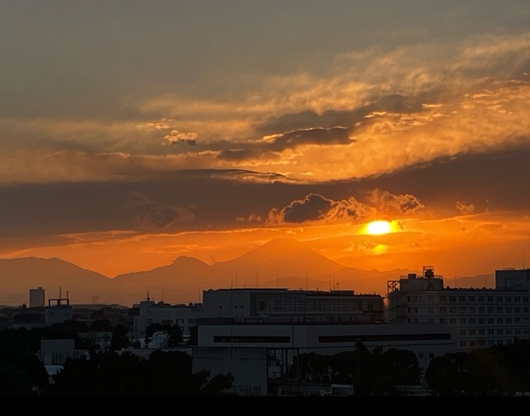 夕暮れの太陽の光の中　美しい富士山の存在感