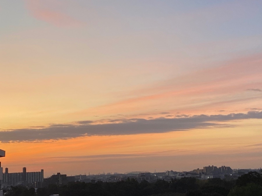 朝６時の東の空　雲の流れと色が美しい