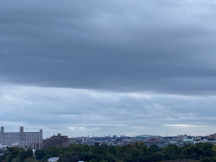 夜明け前の東の空　しっかり雨雲