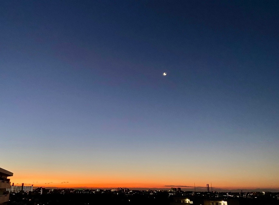 今朝の日の出前の茜色の空