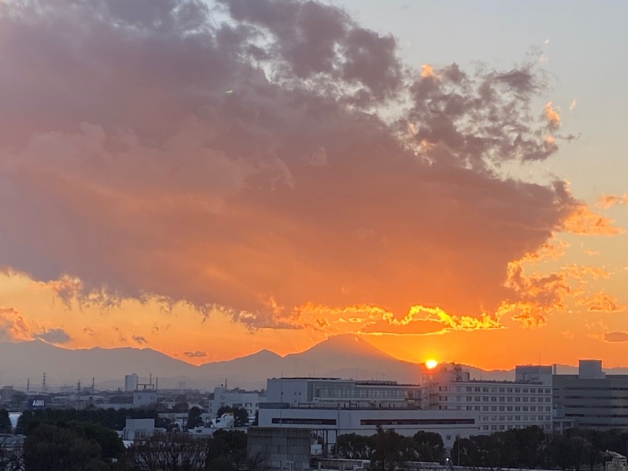 夕暮れの富士山と夕陽