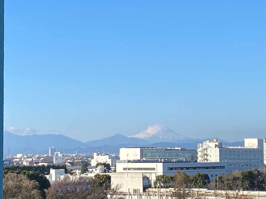 今朝の富士山　頂上近くに白く雲がかかっています