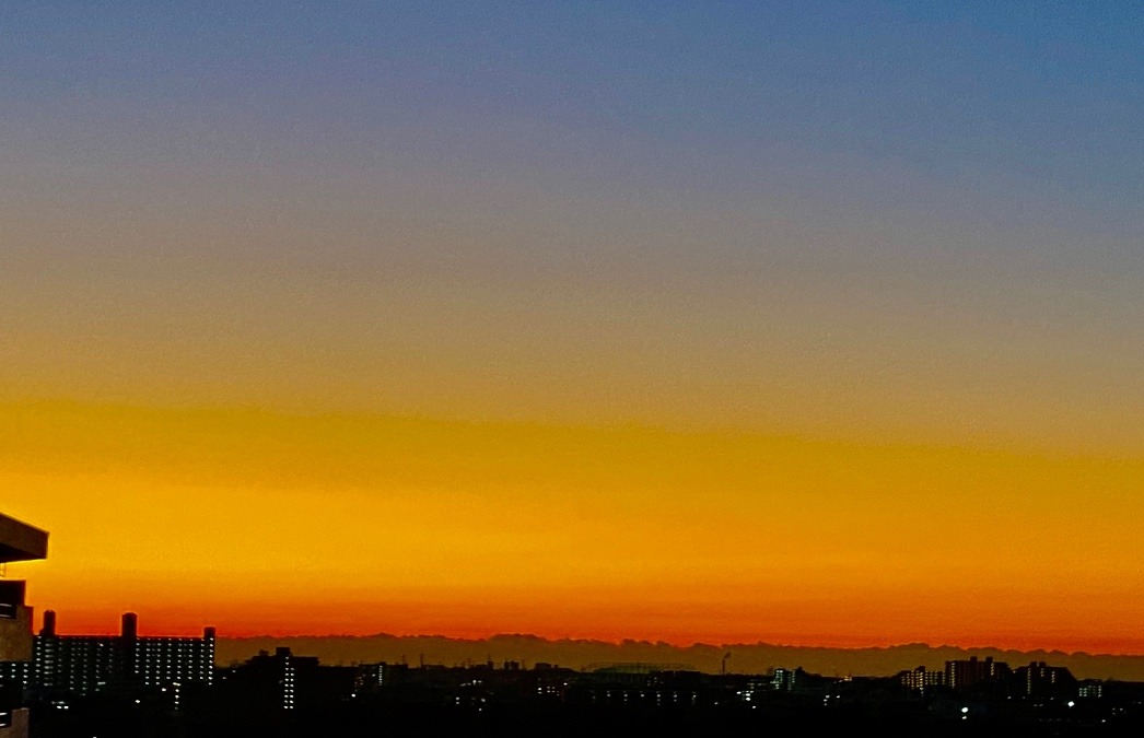 日の出前　この茜色の空　雲海の上に広がる姿が