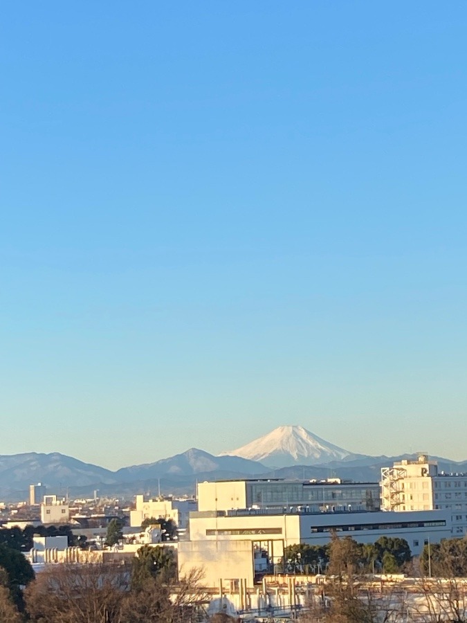 今朝の富士山　昨日と変わらぬような姿をしていますが、しっかり変わっている