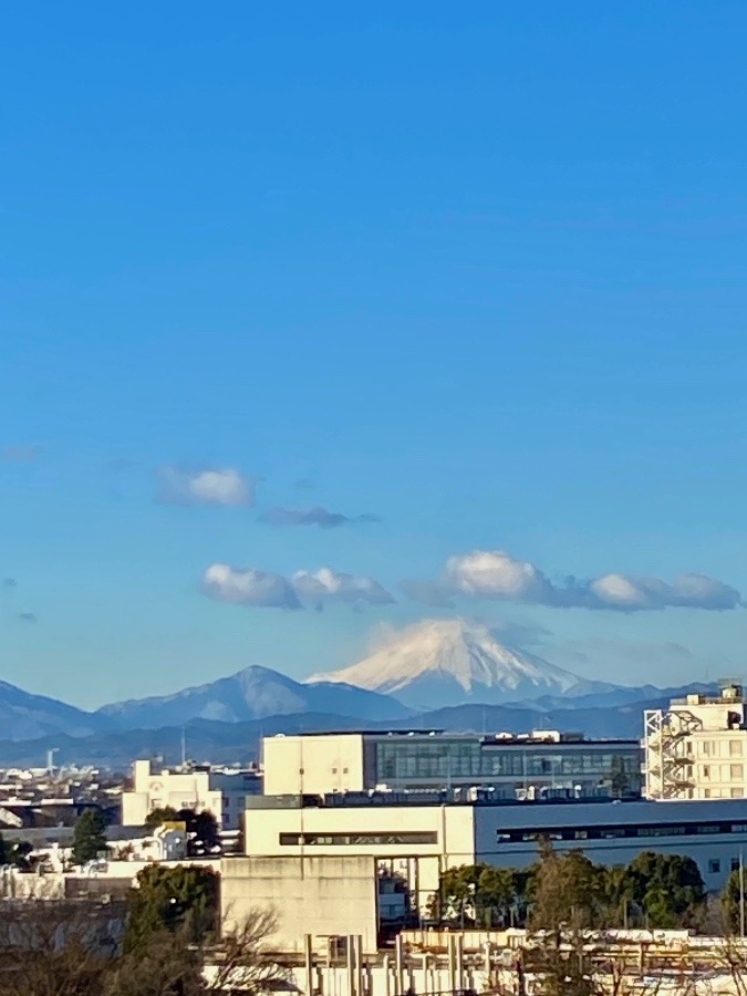 今朝の富士山　青空の下の富士山は美しい