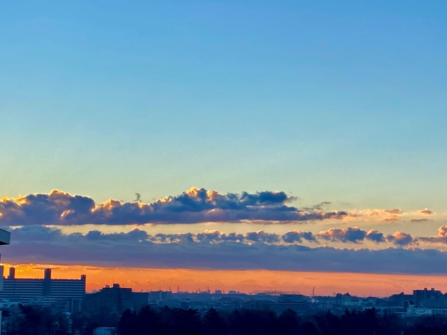 日の出前　たなびく雲が美しい